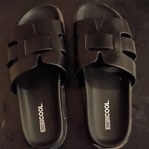 Cool Men's Black Faux Leather Slide Sandals Slip-On Logo Accent US 9 No Box